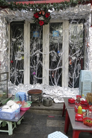 Một Hà Nội rất khác trước đêm Noel - 7 Quán bar với khung cửa tuyết trên phố cổ Hà Nội.