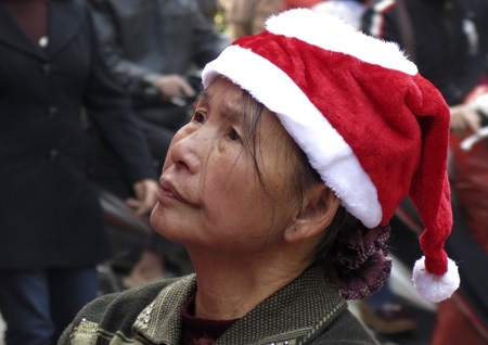 Một Hà Nội rất khác trước đêm Noel - 8 Một người bán hàng trên phố Hàng Mã.