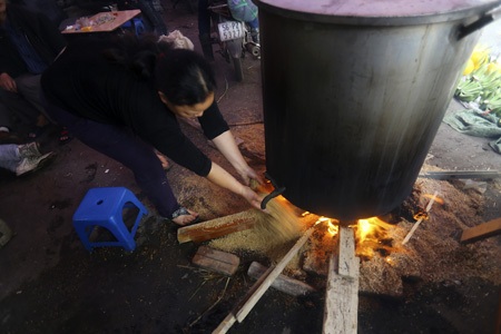 Không chỉ chuẩn bị củi đầy đủ, người ta còn cần thêm trấu để giữ lửa.