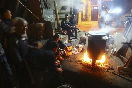Cảnh luộc bánh chưng trong khu dân cư Văn Chương rất vui vẻ, thu hút nhiều người cùng tham gia.