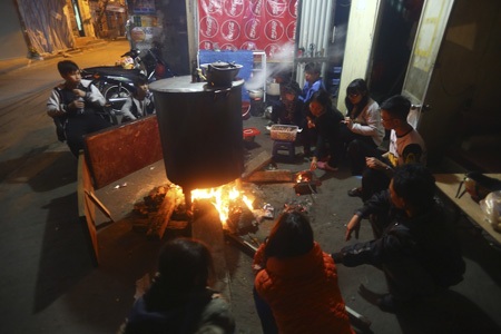 Việc luộc bánh chưng còn thu hút khá nhiều bạn trẻ đến xem học hỏi.