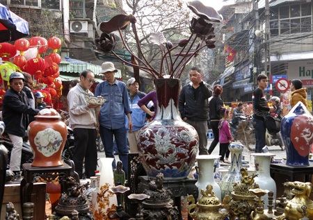 Khu vực bán đồ cổ chiếm diện tích lớn, khá đông khách.