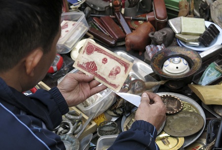 Tờ tiền in dòng chữ Nước Việt Nam dân chủ cộng hòa mệnh giá 10 đồng.