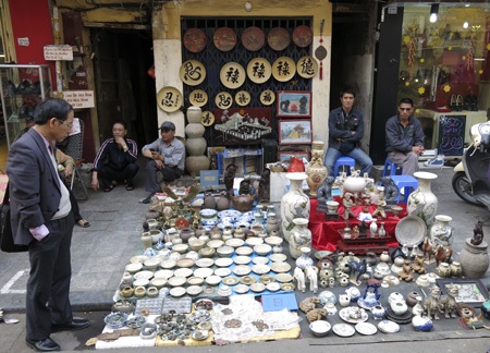 Những món đồ cổ được phép bày ra vỉa hè trong chợ.