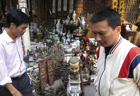 Chú bé thích thú với con ngựa bằng đồng.