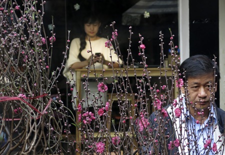 Một số người bán đào tràn ra đường phố đón khách mua.