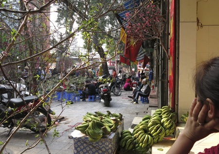 Một số người bán đào tràn ra đường phố đón khách mua.