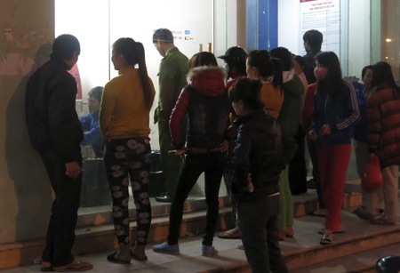 Công nhân khổ vì rút tiền tết