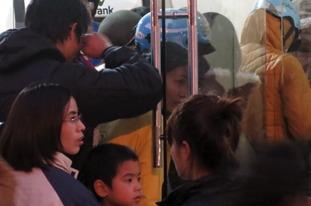 Công nhân khổ vì rút tiền tết