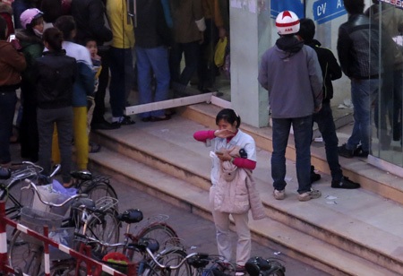 Công nhân khổ vì rút tiền tết