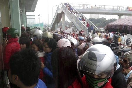 Công nhân khổ vì rút tiền tết