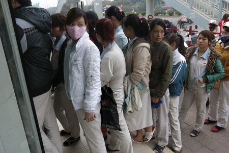 Công nhân khổ vì rút tiền tết