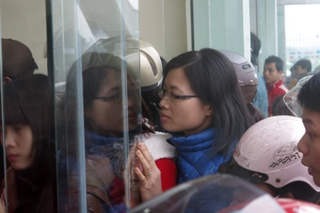 Công nhân khổ vì rút tiền tết