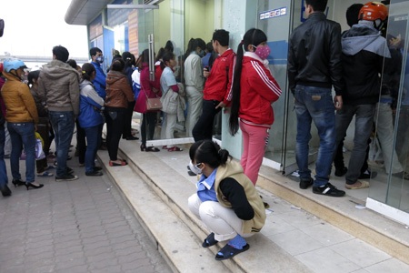 Công nhân khổ vì rút tiền tết