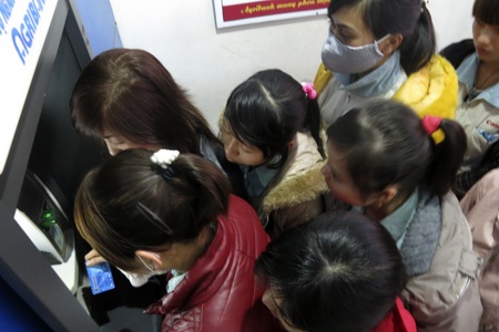 Công nhân khổ vì rút tiền tết