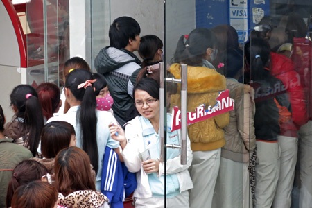 Công nhân khổ vì rút tiền tết