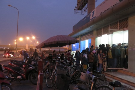 Công nhân khổ vì rút tiền tết