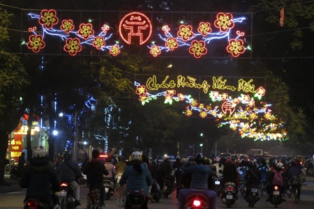 Hà Nội thay áo mới đón Tết Nguyên đán - 13 Phố Điện Biên Phủ sáng đèn màu dẫn đến Lăng Chủ tịch Hồ Chí Minh.