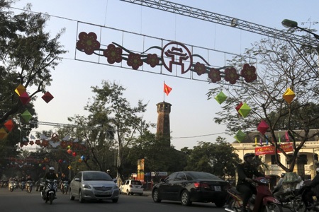 Hà Nội thay áo mới đón Tết Nguyên đán - 4 Biểu tượng Hà Nội cùng hoa trên phố Điện Biên Phủ.