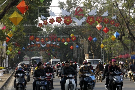 Hà Nội thay áo mới đón Tết Nguyên đán - 5 Các giá đỡ hoa đang chờ hoàn tất bên hồ Gươm.