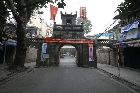 Mùng một Tết - xuân yên bình tại 5 cửa ô Hà Nội - 16 Ô Quan Chưởng với vọng lầu phía trên.