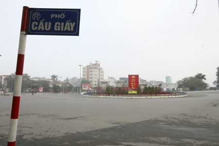 Mùng một Tết - xuân yên bình tại 5 cửa ô Hà Nội - 17 Ô Quan Chưởng với vọng lầu phía trên.