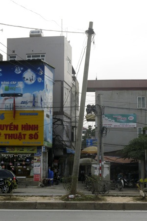 Nhiều cây cột nghiêng như sắp sập xuống người đi đường.