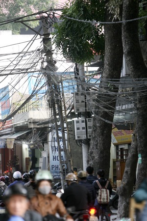 Nhiều cây cột nghiêng như sắp sập xuống người đi đường.