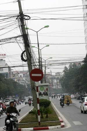 Một cột đèn nghiêng hết cỡ ngay đầu ngã tư thông thoáng.