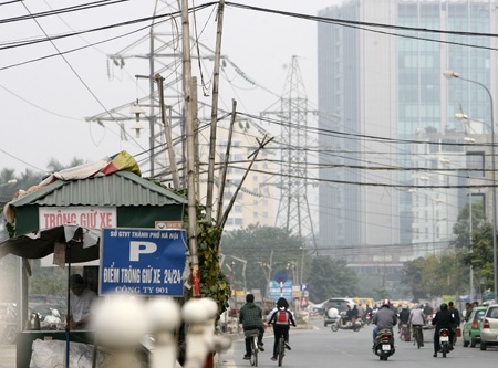 Hàng cột tự phát trên đường con đường mới mở, đường Thái Hà Mới.