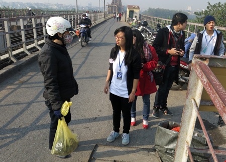 Các túi tro và cá của người dân được họ vui vẻ nhận, sau đó phân loại.