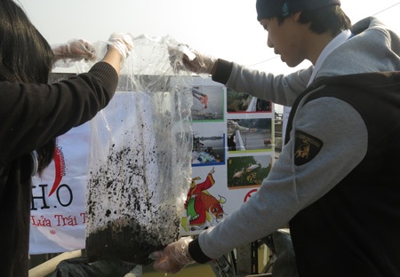 Nhiều người muốn tự tay thả cá, nhóm sinh viên lại đứng chờ để xin túi nilon, rồi cảm ơn lễ phép.