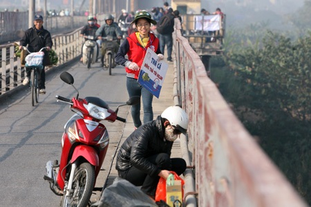 Chạy bổ đến để kịp thuyết phục người dân không vứt rác xuống sông.