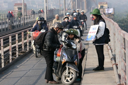 Các sinh viên rất vui vẻ với công việc không mấy sạch sẽ này.