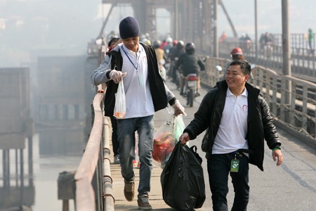 Các sinh viên rất vui vẻ với công việc không mấy sạch sẽ này.