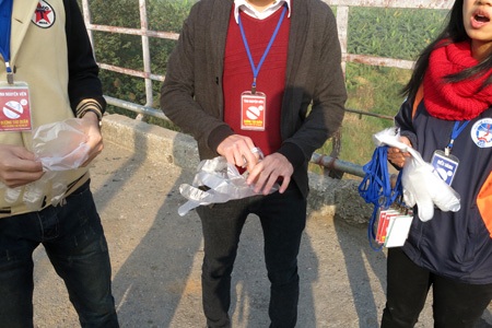 Hôm nay 23/12 nhóm sinh viên đã có mặt từ bảy rưỡi trên cầu Long Biên triển khai công việc.