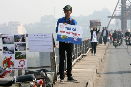 Mục đích của họ là xin lại toàn bộ những thứ người dân đem thả như: cá; tro; đồ cúng; túi nilon...