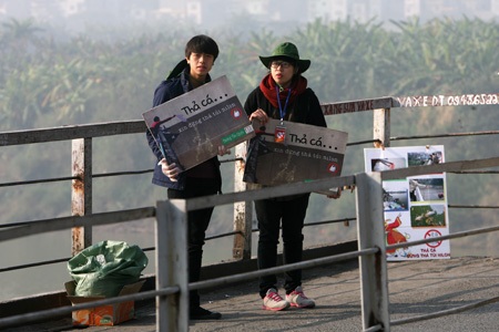 Và một biểu ngữ đơn giản dễ nhớ: Thả cá...xin đừng thả túi nilon.