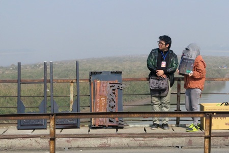 Và một biểu ngữ đơn giản dễ nhớ: Thả cá...xin đừng thả túi nilon.