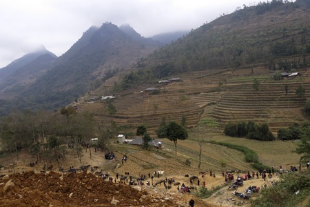 Chợ Cán Cấu phiên cuối năm - 8 Một người đàn ông người Mông vừa mua được đôi vai cày.