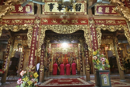 Ngả nghiêng “dô” quan đám - 1 Ngả nghiêng dô quan đám