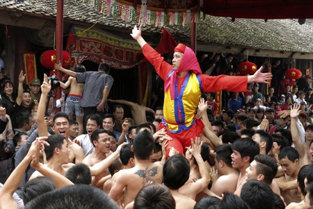 Ngả nghiêng “dô” quan đám - 10 Trung tâm đám rước là 2 quả pháo lớn làm bằng gỗ tinh xảo, được sơn son thếp vàng.