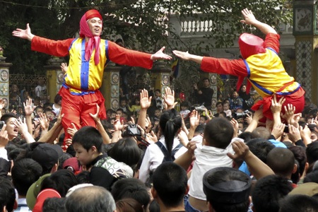 Ngả nghiêng “dô” quan đám - 11 Trung tâm đám rước là 2 quả pháo lớn làm bằng gỗ tinh xảo, được sơn son thếp vàng.