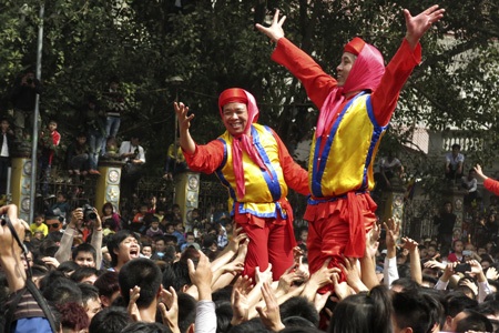 Ngả nghiêng “dô” quan đám - 12 Với màn dô ông quan đám vui nhộn, lễ hội làng Đồng Kỵ đã trở nên vô cùng đặc biệt và nổi tiếng.