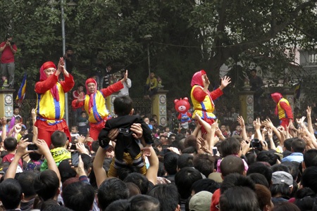 Ngả nghiêng “dô” quan đám - 13 Với màn dô ông quan đám vui nhộn, lễ hội làng Đồng Kỵ đã trở nên vô cùng đặc biệt và nổi tiếng.