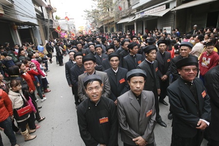 Ngả nghiêng “dô” quan đám - 4 Ngả nghiêng dô quan đám