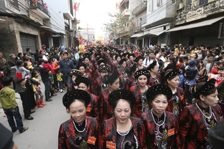 Ngả nghiêng “dô” quan đám - 5 Số lượng các bà đám vượt trội với 92 bà đám.