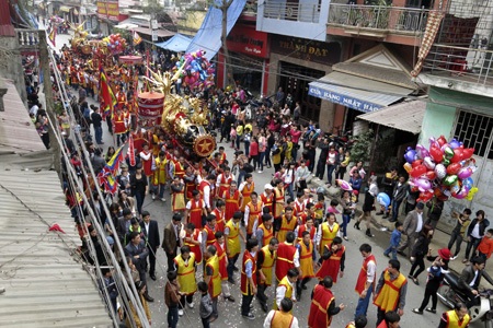Ngả nghiêng “dô” quan đám - 6 Trung tâm đám rước là 2 quả pháo lớn làm bằng gỗ tinh xảo, được sơn son thếp vàng.
