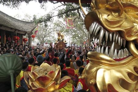 Ngả nghiêng “dô” quan đám - 7 Trung tâm đám rước là 2 quả pháo lớn làm bằng gỗ tinh xảo, được sơn son thếp vàng.