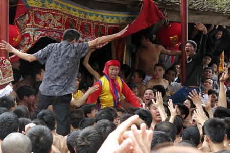 Ngả nghiêng “dô” quan đám - 8 Trung tâm đám rước là 2 quả pháo lớn làm bằng gỗ tinh xảo, được sơn son thếp vàng.